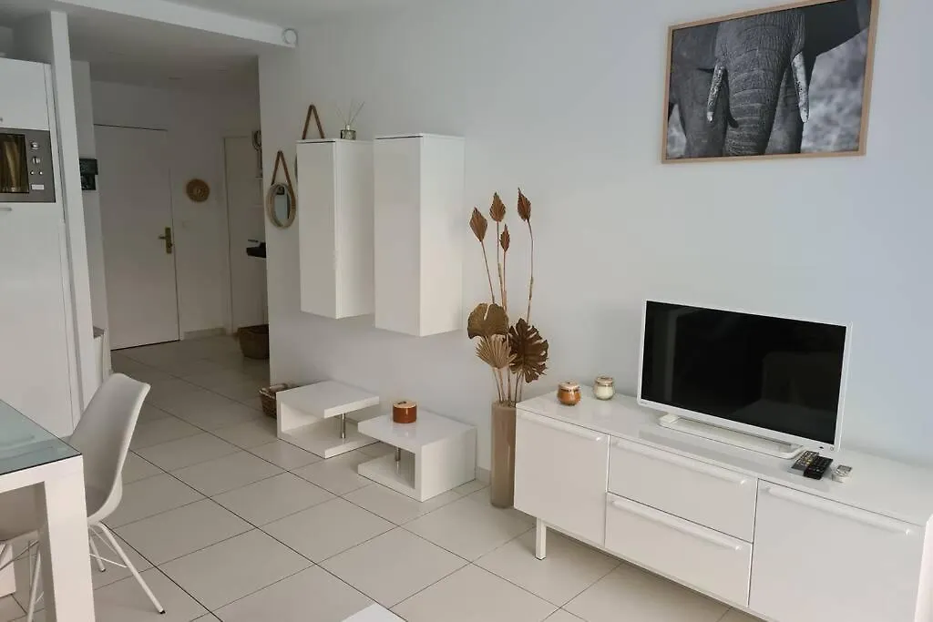 Le Lodge, T2 Classe 3 Etoiles Avec Jardin, Parking, Piscine & Mer A 2 Pas Menton 0*,