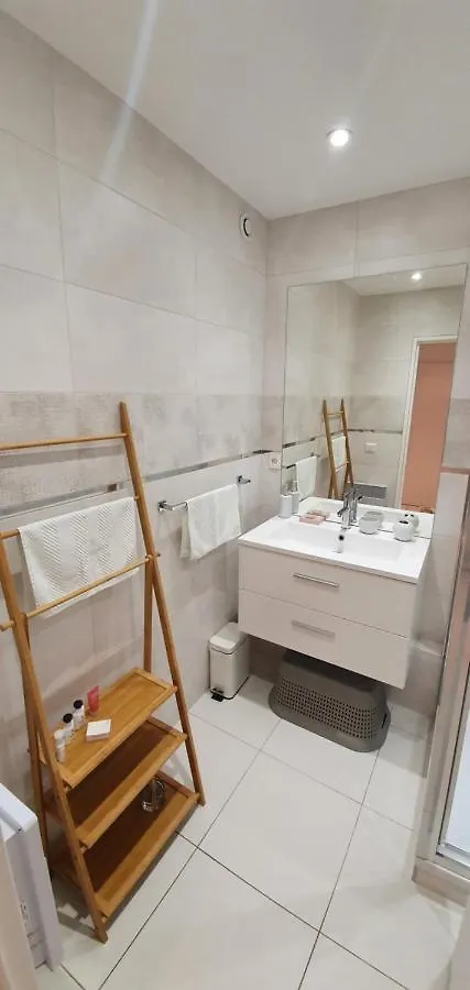 Le Lodge, T2 Classe 3 Etoiles Avec Jardin, Parking, Piscine & Mer A 2 Pas Menton Apartment