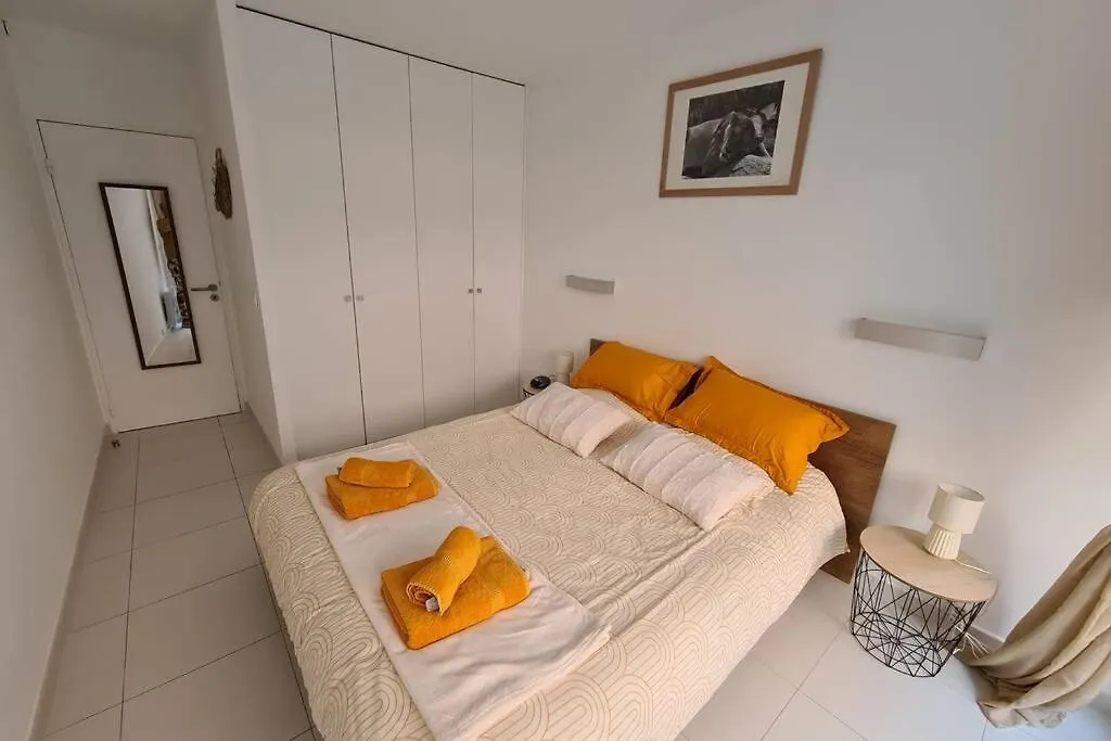 Apartment Le Lodge, T2 Classe 3 Etoiles Avec Jardin, Parking, Piscine & Mer A 2 Pas Menton